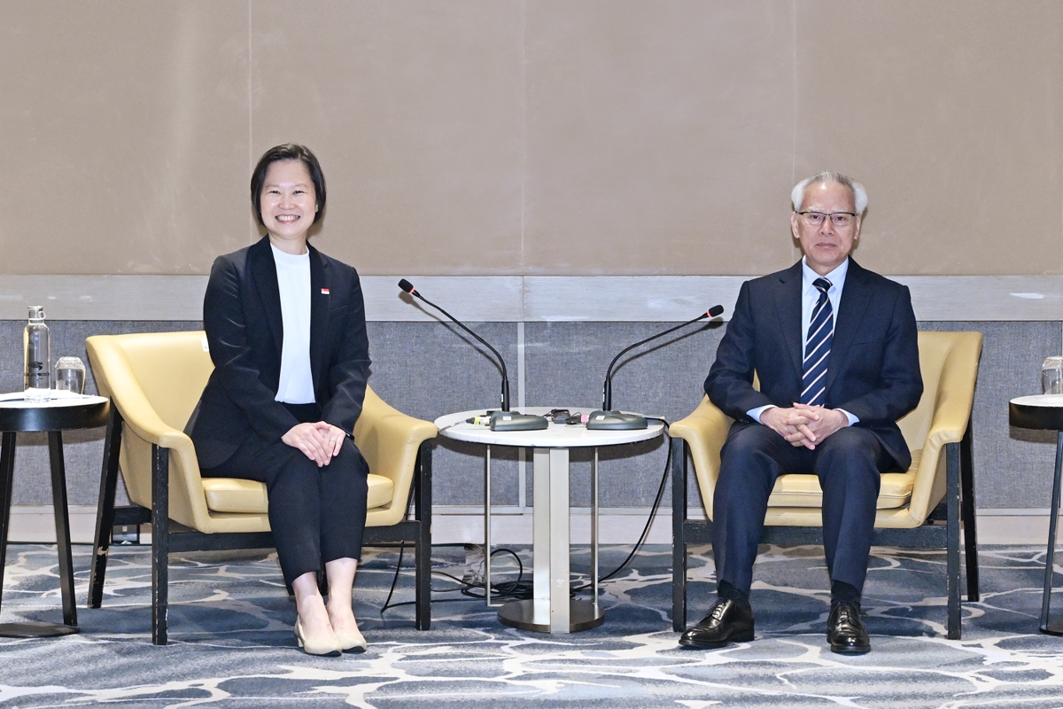 有片！行政長官岑浩輝與新加坡外交部兼貿工部政務部長顏曉芳一同會見隨團企業家代表