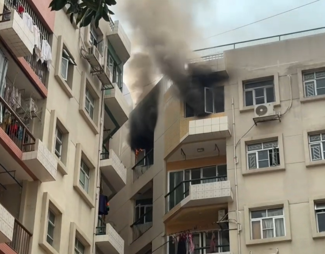 ​有片！氹仔平民新邨頂樓起火