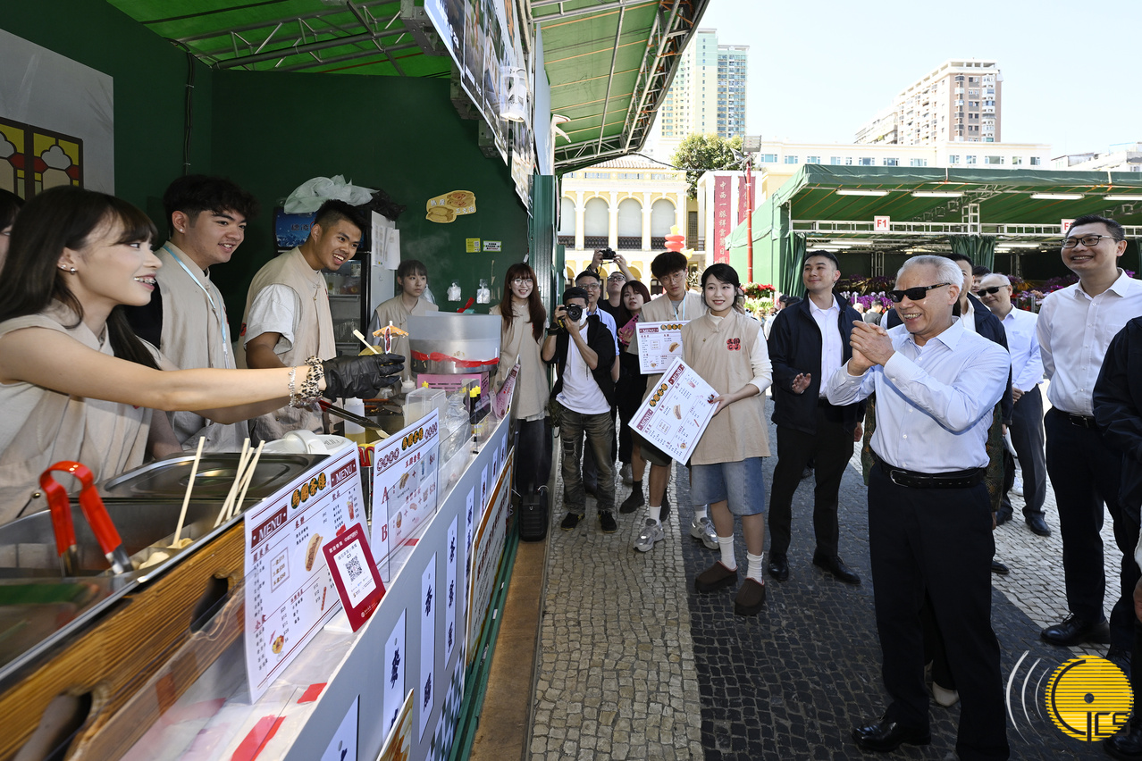 ​岑浩輝走訪年宵市場及爆竹燃放區