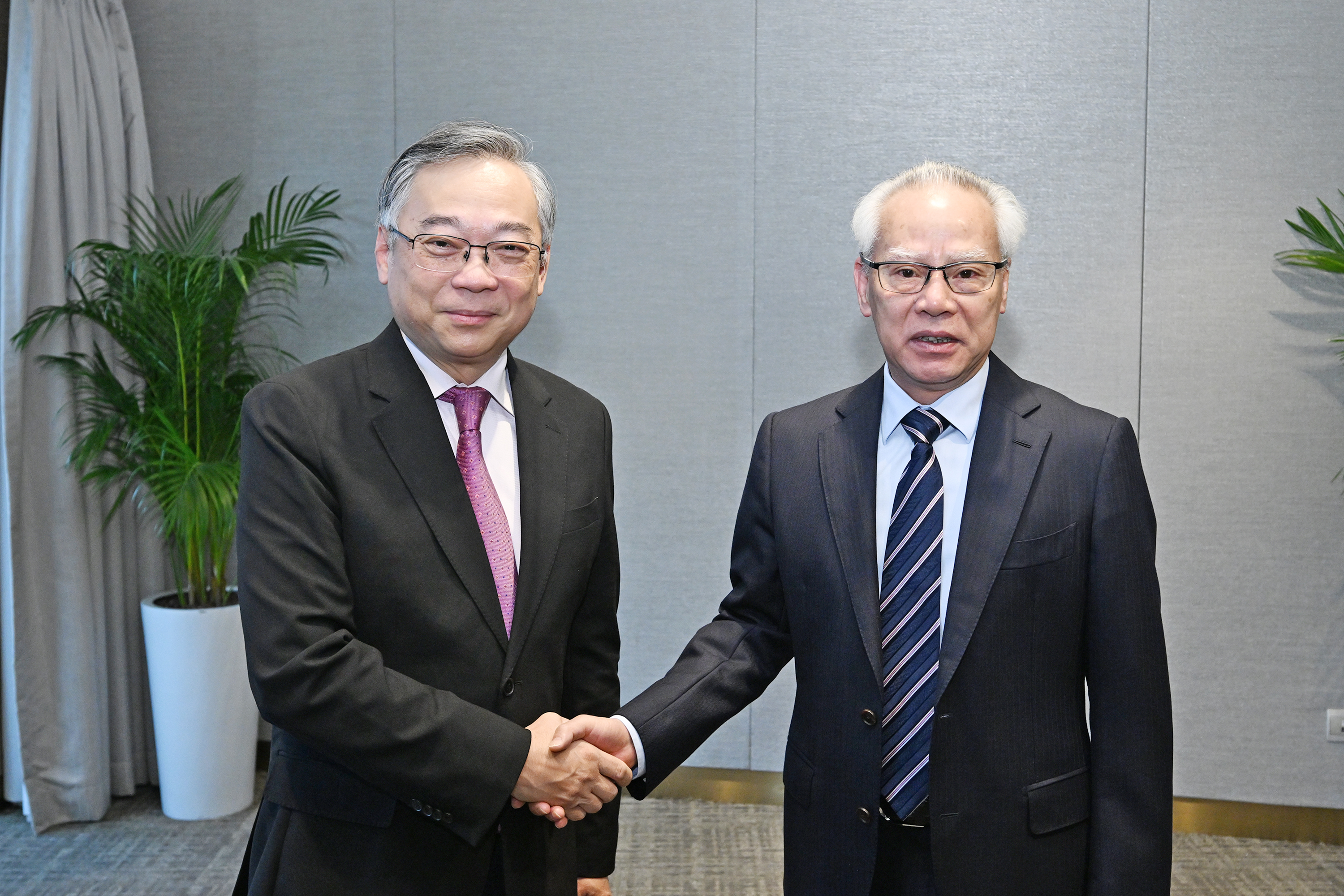 有片！行政長官岑浩輝拜會新加坡副總理顏金勇