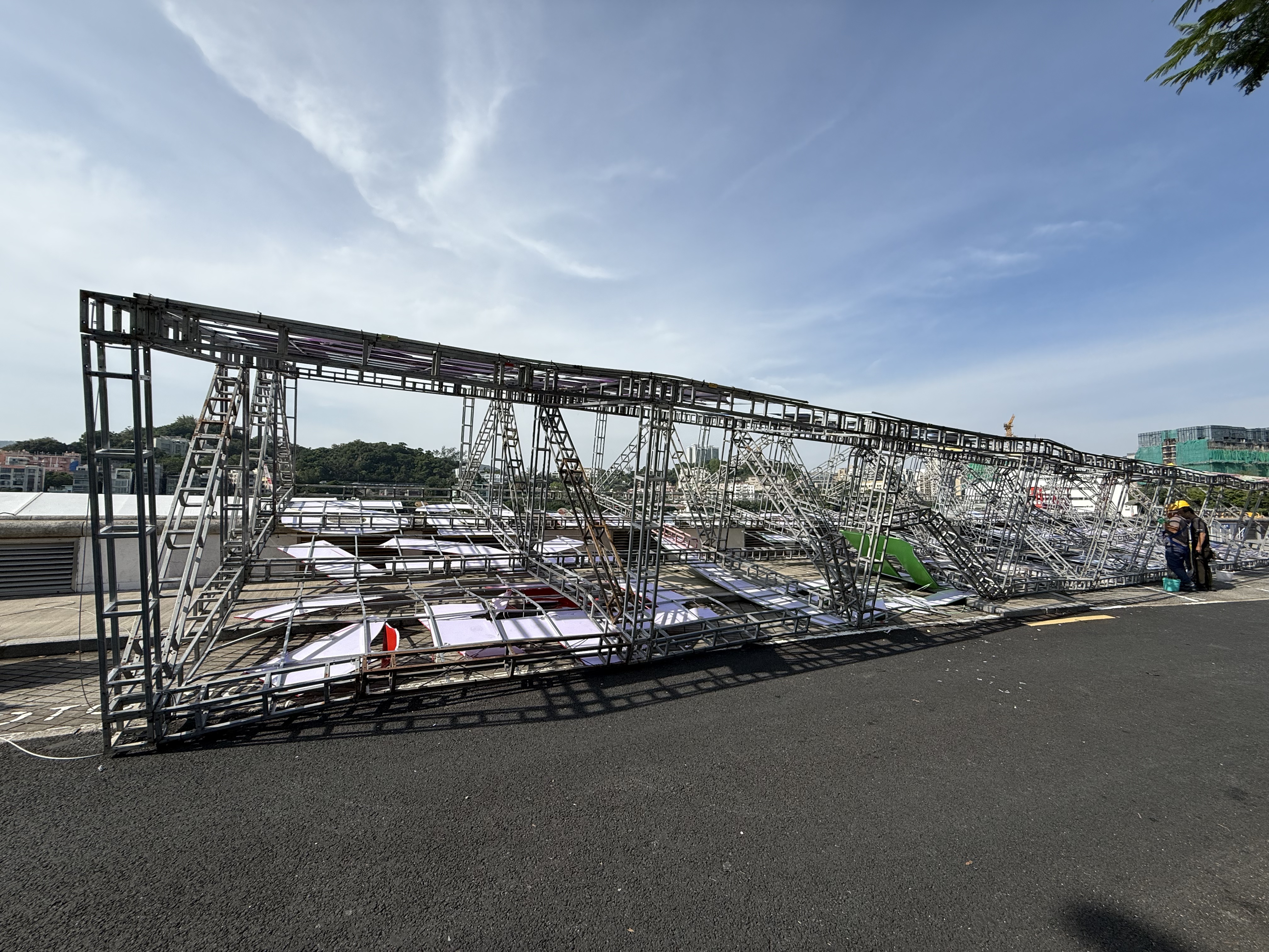 至少八電單車及一私家車受損無人傷