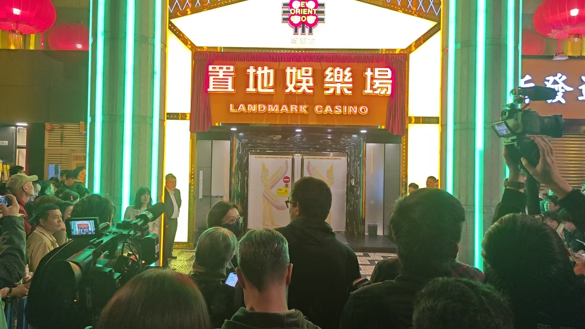 大批民眾見證衛星場走進歷史