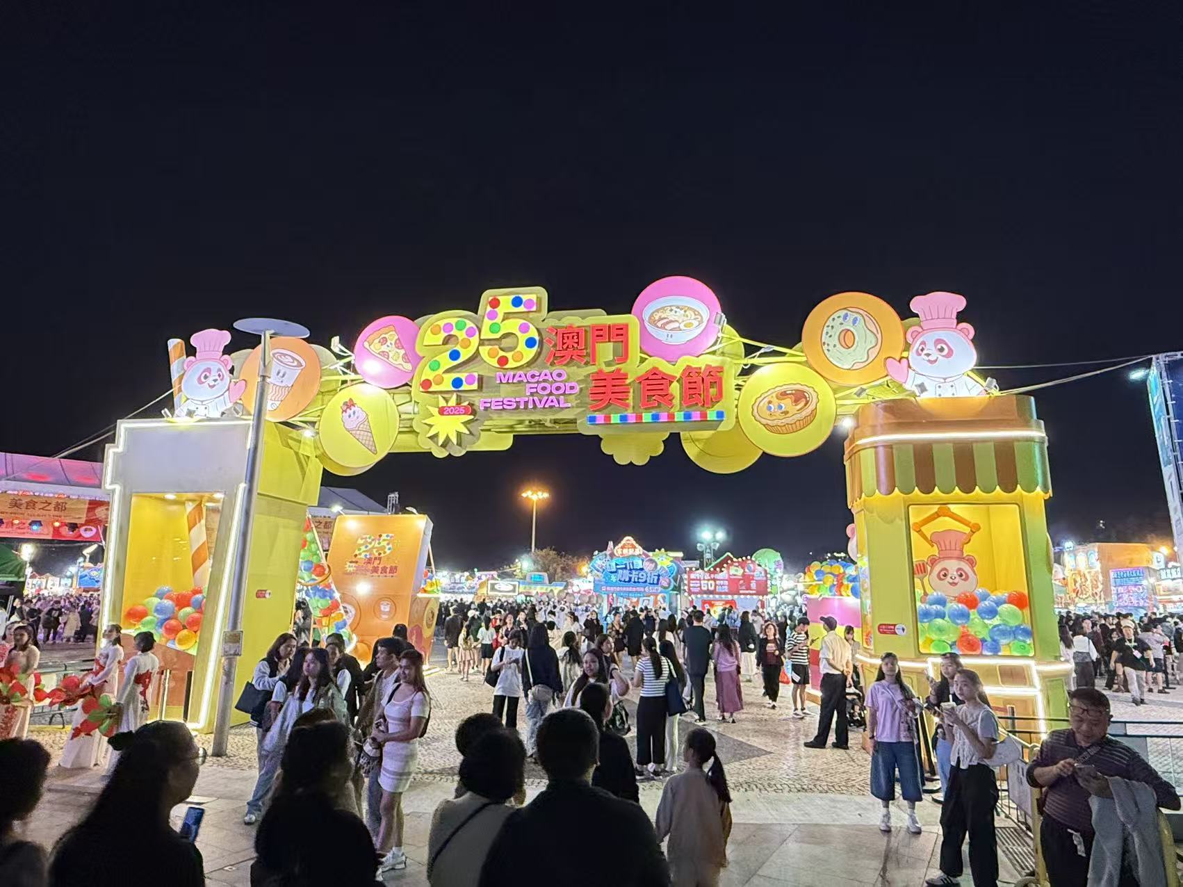 攤檔現排隊人龍愈夜愈熱鬧